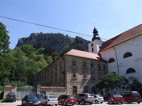 barokní sochy a oltáře ve Sv. Janu pod Skalou