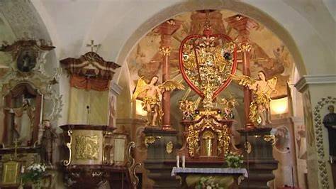 Alabastrový oltář a kazatelna kostela
