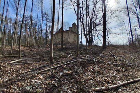 Kaple a její okolí s dlažbou a dopravní značkou