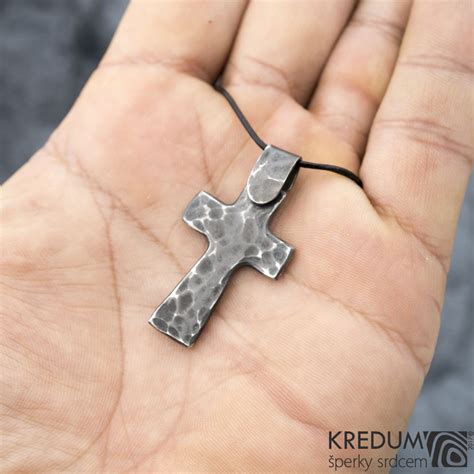 křížek a nerezová ocel šperky