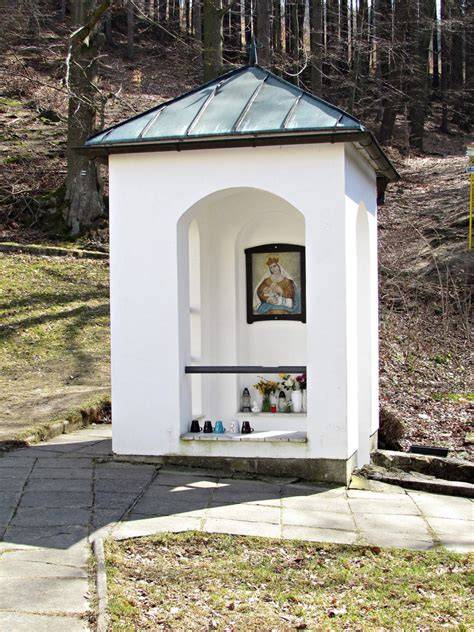 Kaplička a pramen „Svatá voda“ pod oltářem