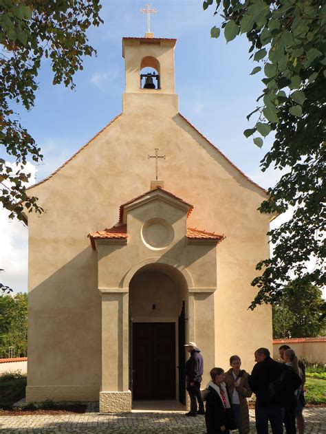 Osvětlení kaple a hlavní oltář v apsidě