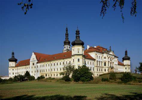 dominantní bílé věže Emauzské klášterní architektury
