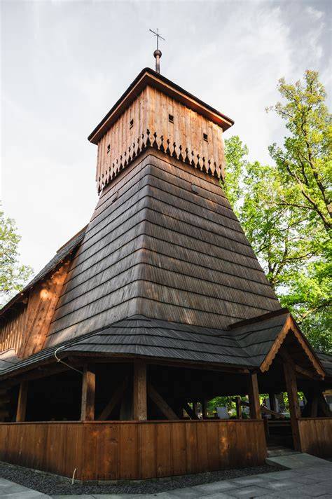 Požárem zničený kostel a okolí v Gutech