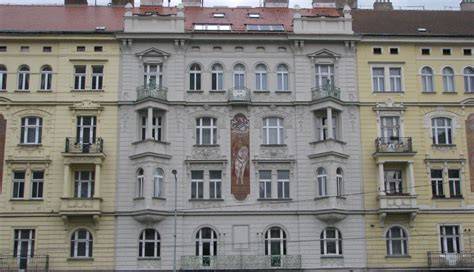 křivky a fasády historických budov v Latránu