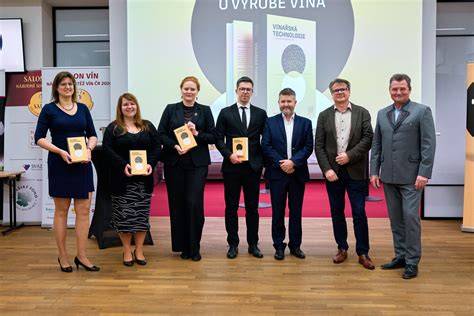 Publikace a vizuály o moravském vinařství a klášterech