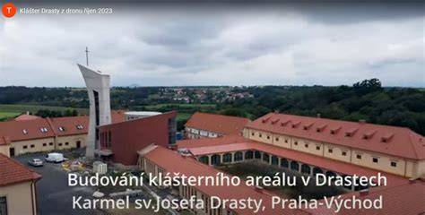 stavba kláštera v Drastech detailně