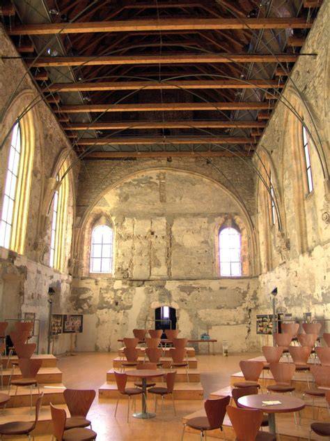 kostel sv. anna vitráže a lustr
