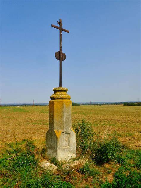 kříž v poli u Jalubí a zadní části cesty