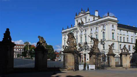 pohled na arcibiskupský palác a chrám