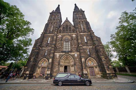 Vyšehrad bazilika pět kupolí a interiér
