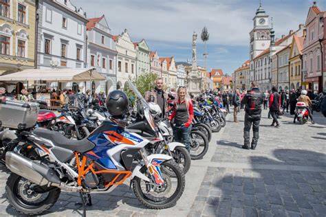 Žehnání motorek na náměstí (koho a kdo přijíždí)
