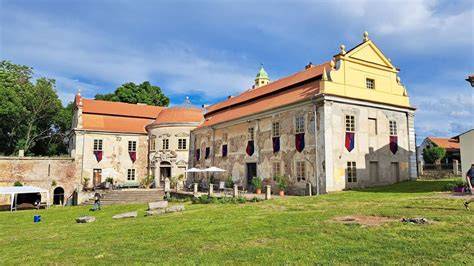 barokní zámek a průčelí s rizalitem