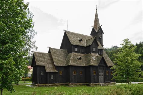 Kostel svatého Bedřicha - dřevěná architektura a štíhlá věž