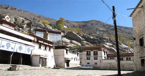 Okno do Tibetu a panorama Lhasy s kláštery a horami