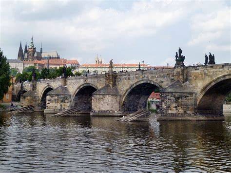 Karlův most s litinovými chodníky a sochami