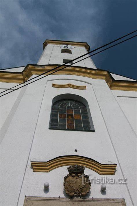 Kostel v Bernarticích nad Odrou s věží